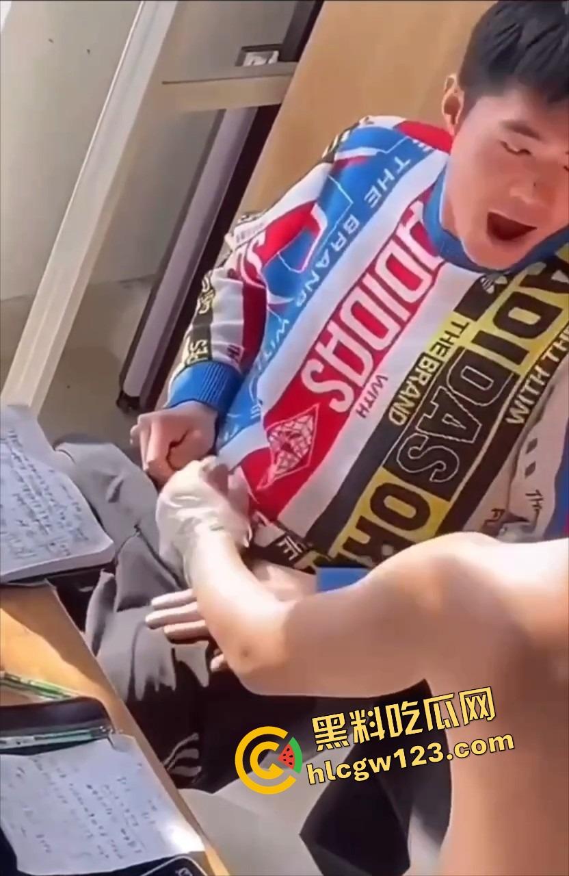 00后大学生太会玩,男生宿舍帮兄弟第一次打飞机?第一次就爽飞,这也太刺激了吧!-3