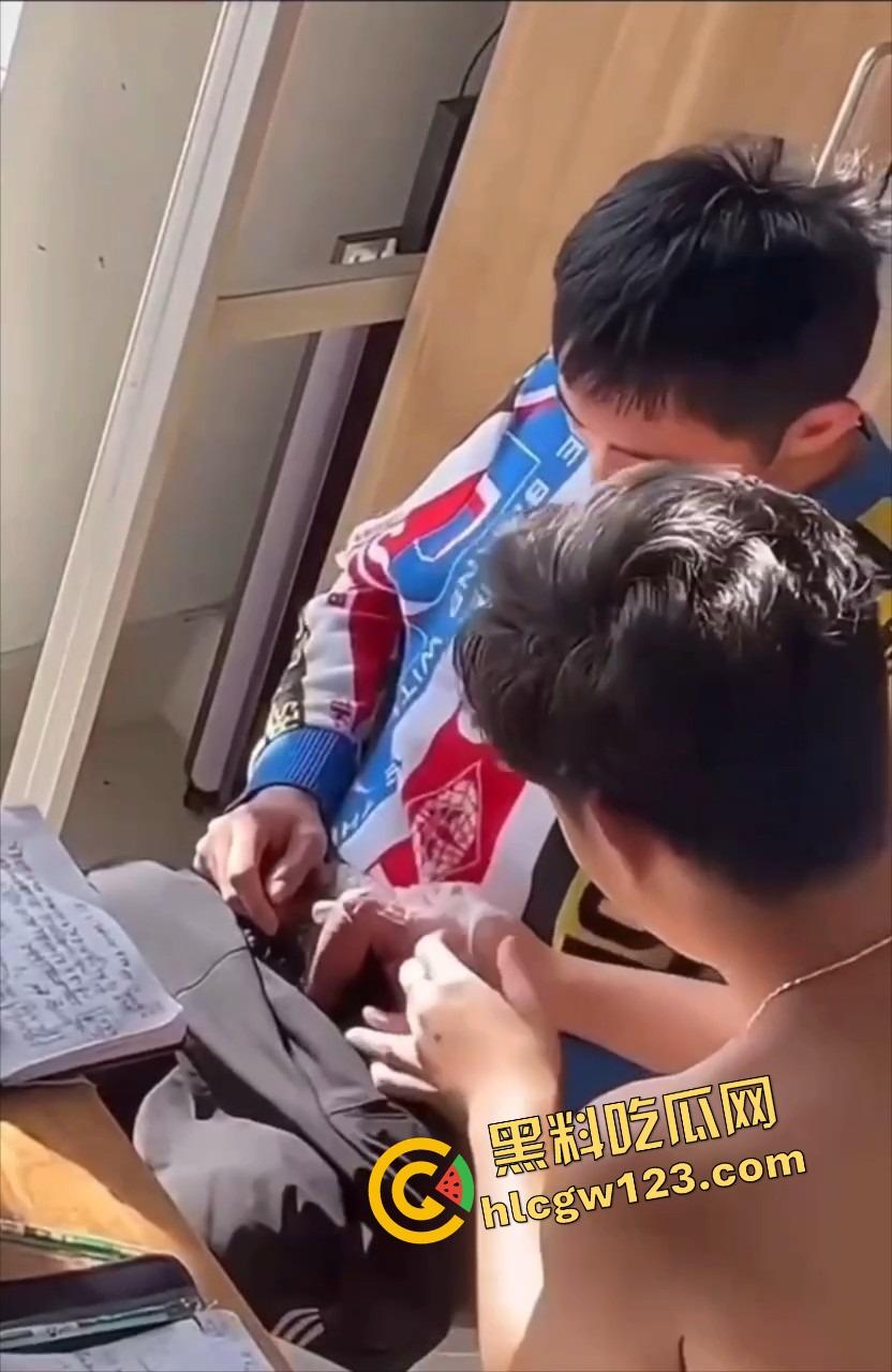 00后大学生太会玩,男生宿舍帮兄弟第一次打飞机?第一次就爽飞,这也太刺激了吧!-5