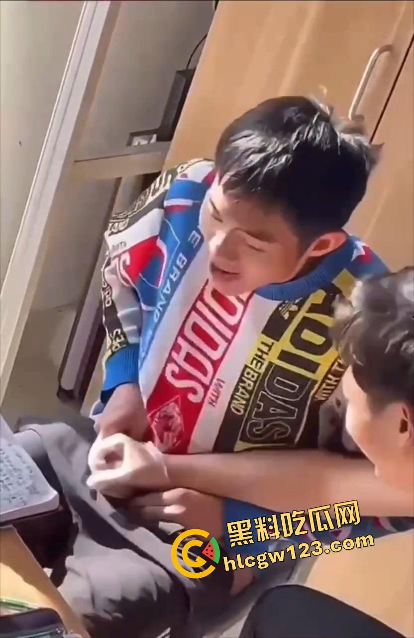 00后大学生太会玩,男生宿舍帮兄弟第一次打飞机?第一次就爽飞,这也太刺激了吧!-6