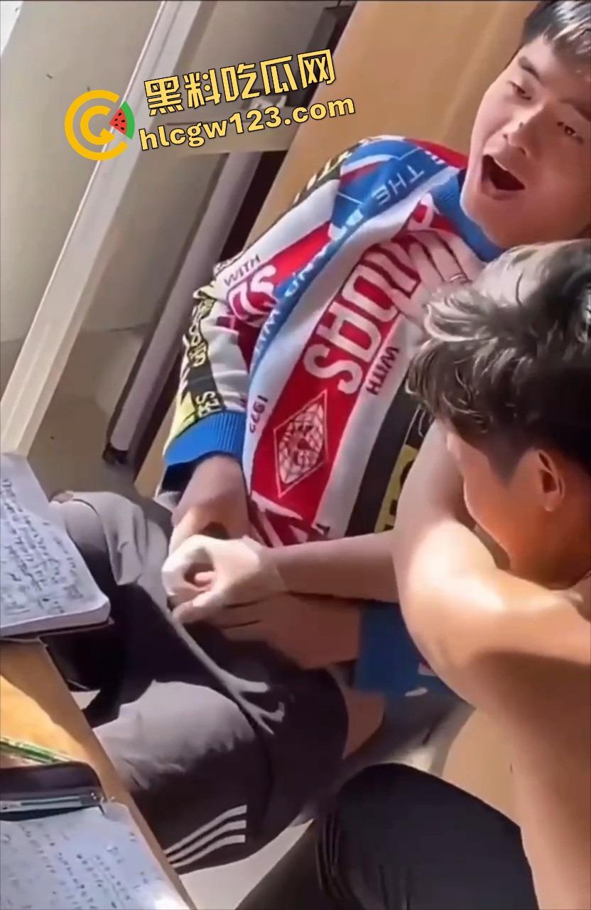 00后大学生太会玩,男生宿舍帮兄弟第一次打飞机?第一次就爽飞,这也太刺激了吧!-7