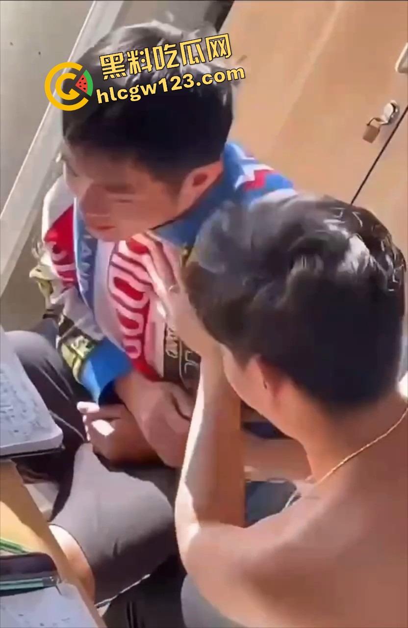 00后大学生太会玩,男生宿舍帮兄弟第一次打飞机?第一次就爽飞,这也太刺激了吧!-8