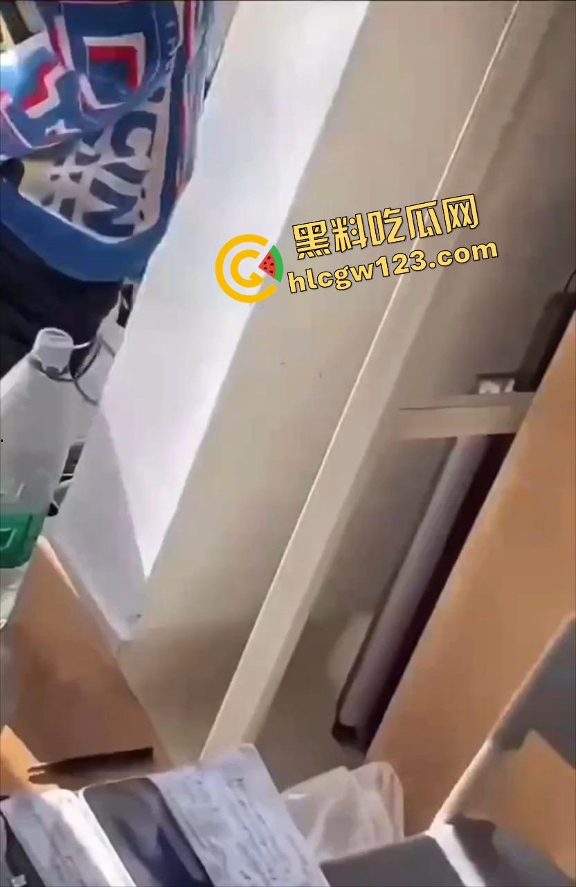 00后大学生太会玩,男生宿舍帮兄弟第一次打飞机?第一次就爽飞,这也太刺激了吧!-9