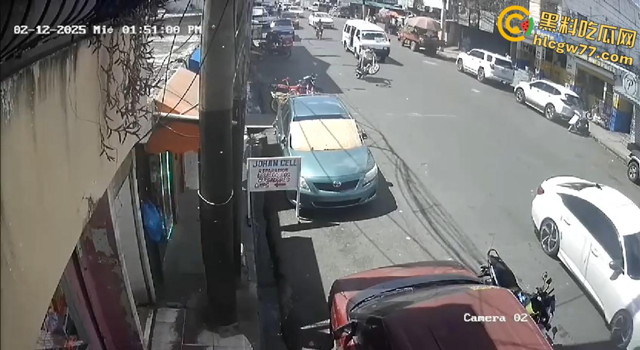 多米尼加摩托车街头狂飙不慎滑倒 货车碾压血肉横飞 挑战死神代价血腥!-2