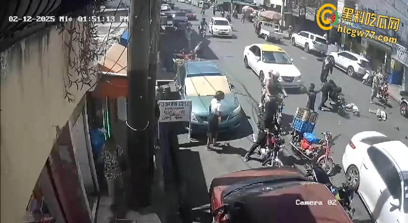 多米尼加摩托车街头狂飙不慎滑倒 货车碾压血肉横飞 挑战死神代价血腥!-5