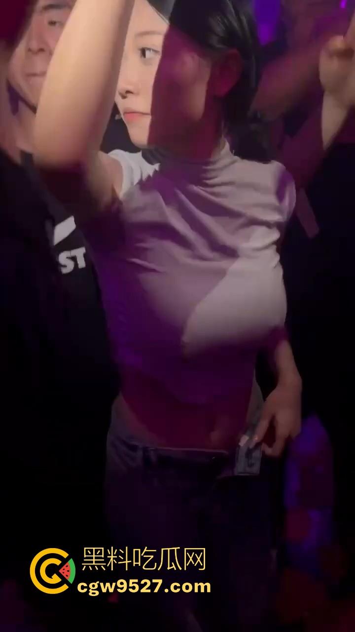 不懂就问!到是谁喝完酒能带这种极品大奶去开房约炮呀!这身材谁看谁不迷糊,下次有这种的局麻烦喊上我!-8