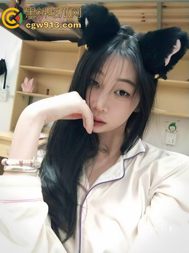 广州白云学院清纯少女【赵莉】私密视频流出,绝美脸蛋黑丝美腿,白嫩淫穴自慰淫水狂喷,简直就是极品!-2