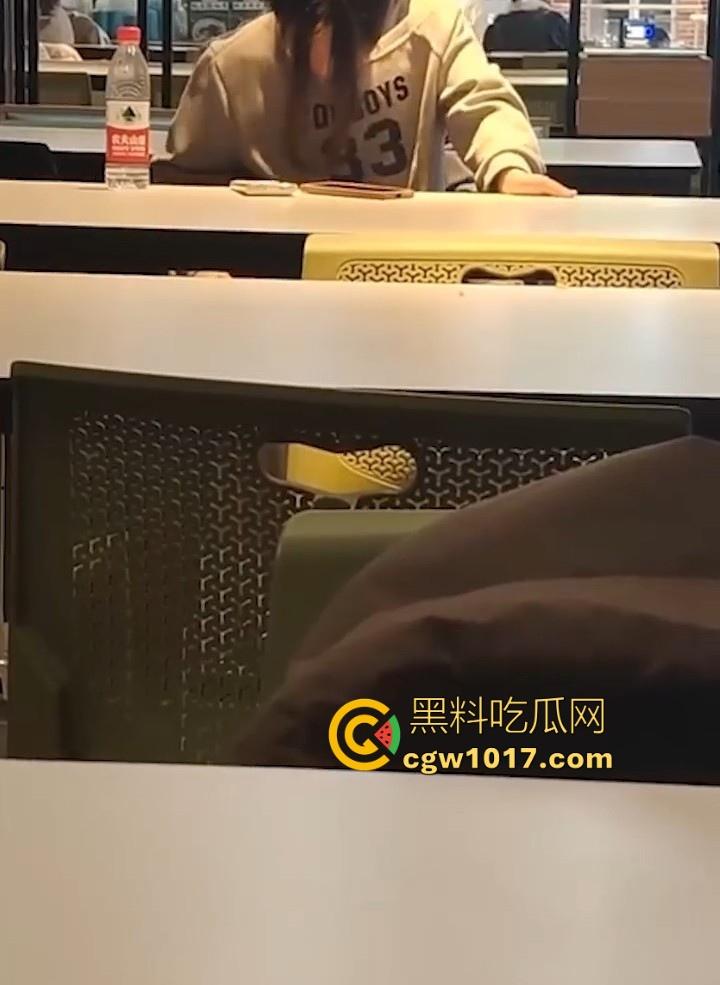 餐厅内情侣大胆玩抠逼，妹子表情扭曲高潮，全自动骑乘榨精，从娇羞到高潮喷潮，合着我们都是你们pay中的一环呗！-2