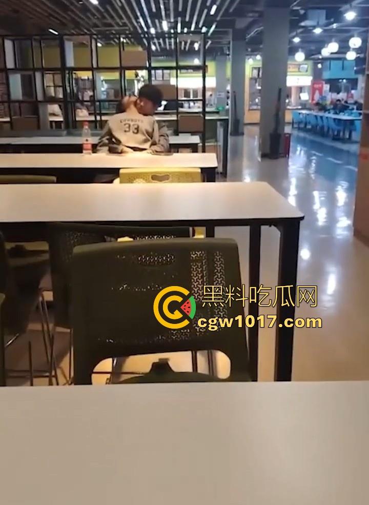 餐厅内情侣大胆玩抠逼，妹子表情扭曲高潮，全自动骑乘榨精，从娇羞到高潮喷潮，合着我们都是你们pay中的一环呗！-5