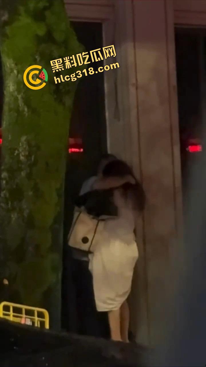 最美不是下雨天，是你在雨中掀开我裙子的那双手！车窗蒙雾，霸道总裁路边抠逼，小情侣偷拍还点评动作细节！-6