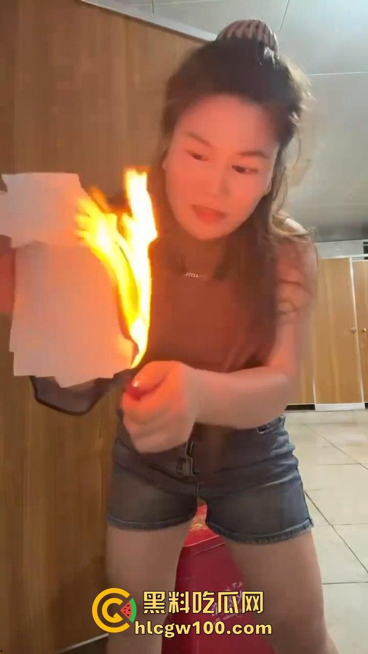 前有老八直播吃屎现有火烧逼毛 火烧屁屁，狠人搞笑直播瞬间 为了流量真的毫无底线！！-1