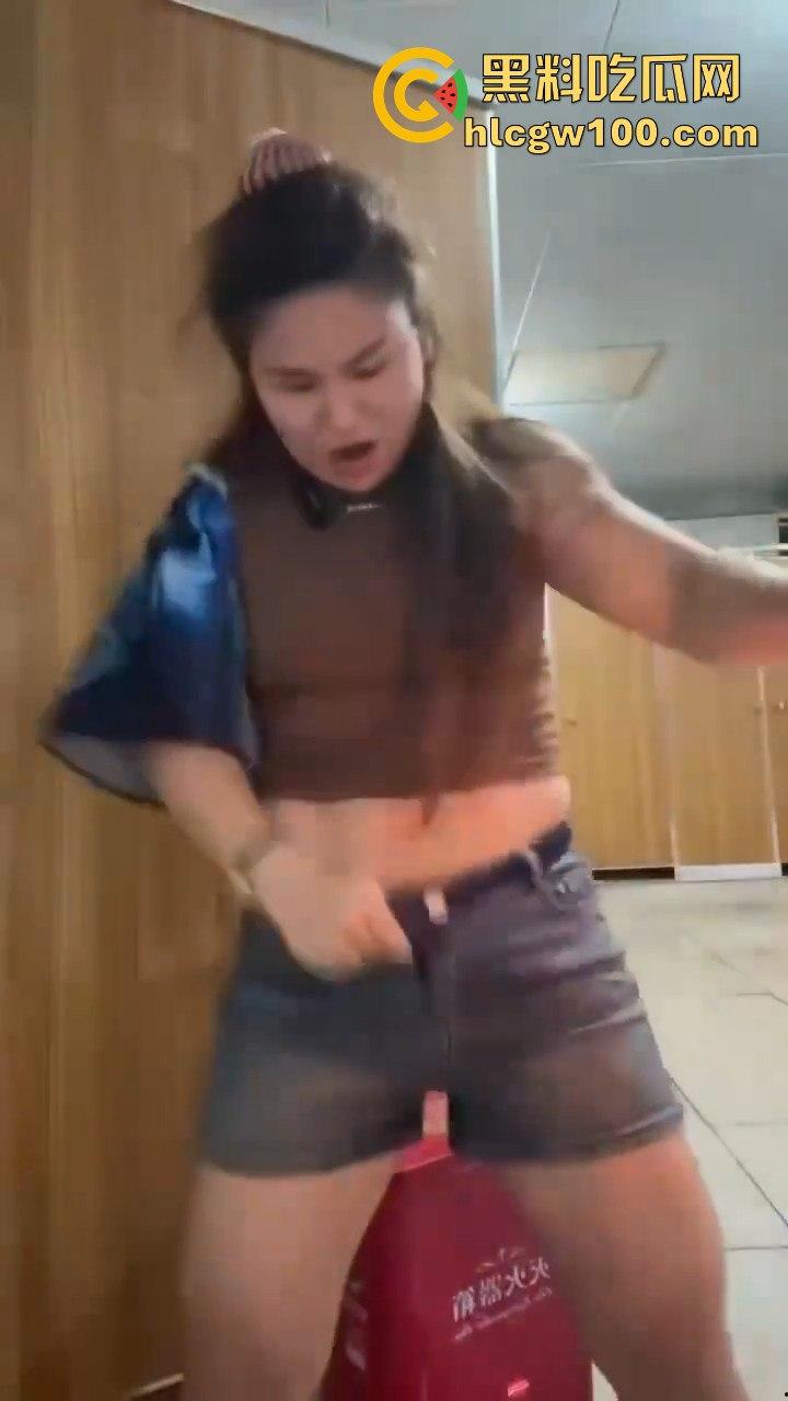 前有老八直播吃屎现有火烧逼毛 火烧屁屁，狠人搞笑直播瞬间 为了流量真的毫无底线！！-15