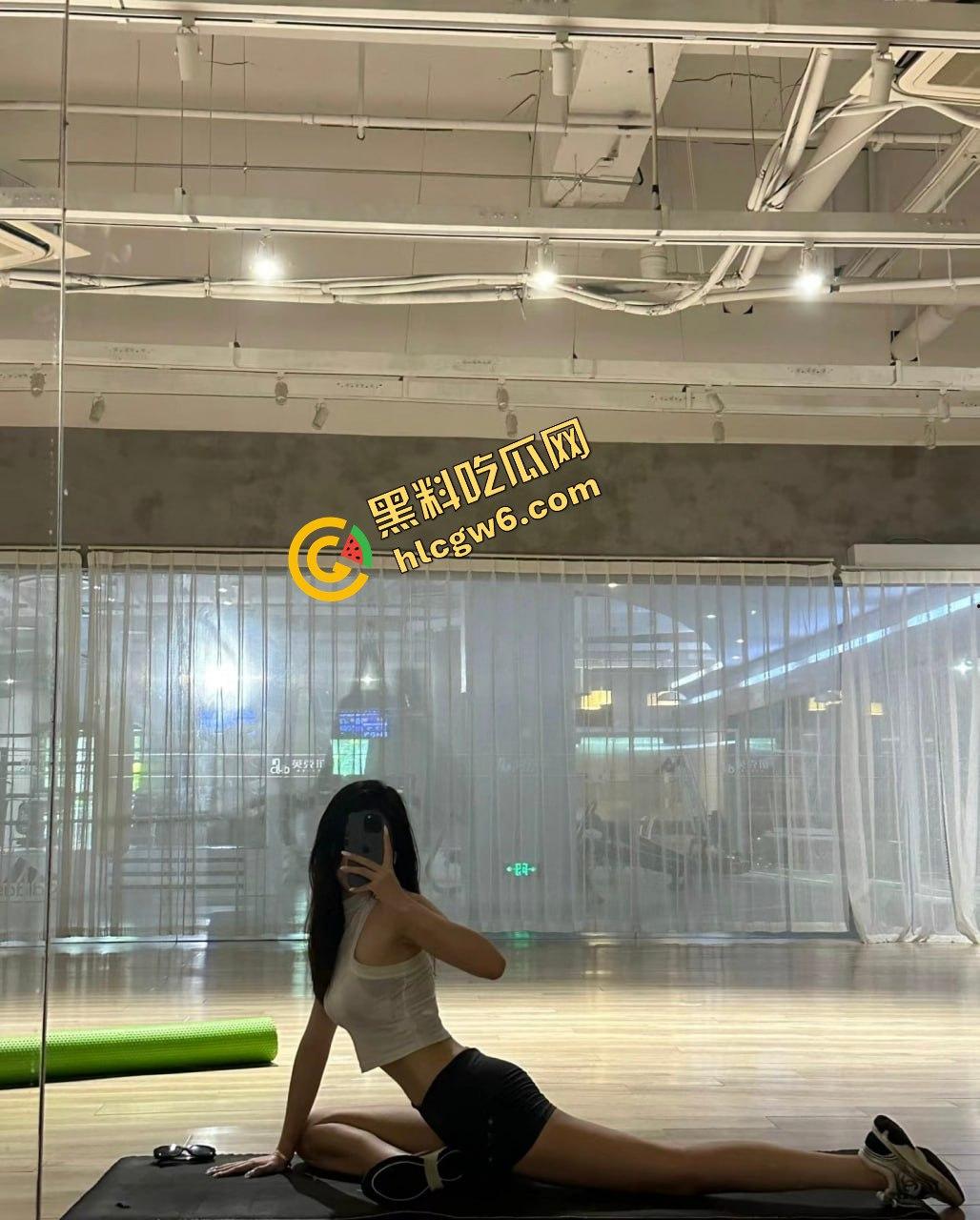 小红书上海贱逼反差婊骚鸡母狗『化春滢』偷情大哥 酒后脱衣爆干骚臀 窗前后操淫荡娇喘！原创独家投稿曝光！-5