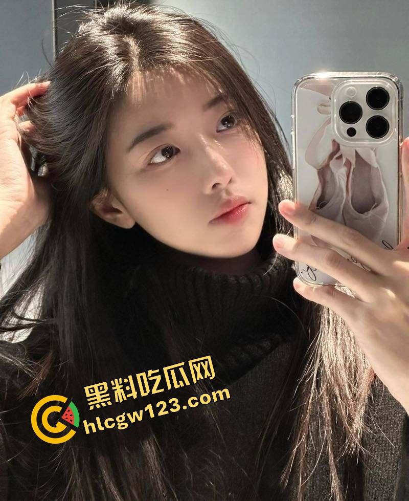 常州大学小白花『章月』伺候金主玩双飞,一拖二送闺蜜陪睡,大哥一份钱搞两个骚逼玩得笑开花!-1