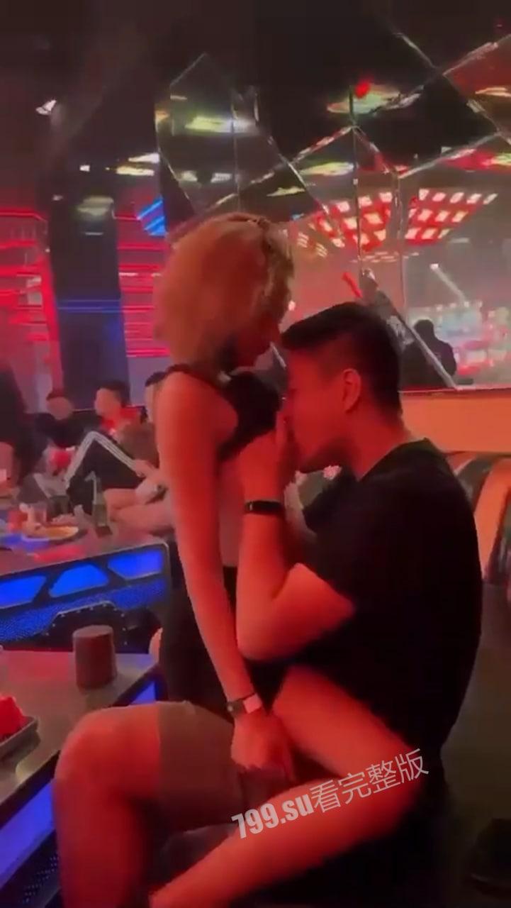 台湾 台中南屯区夜店陌生男女当众脱裤爱抚私处 被警方传唤后 怪酒喝太多 夜店太催情-3