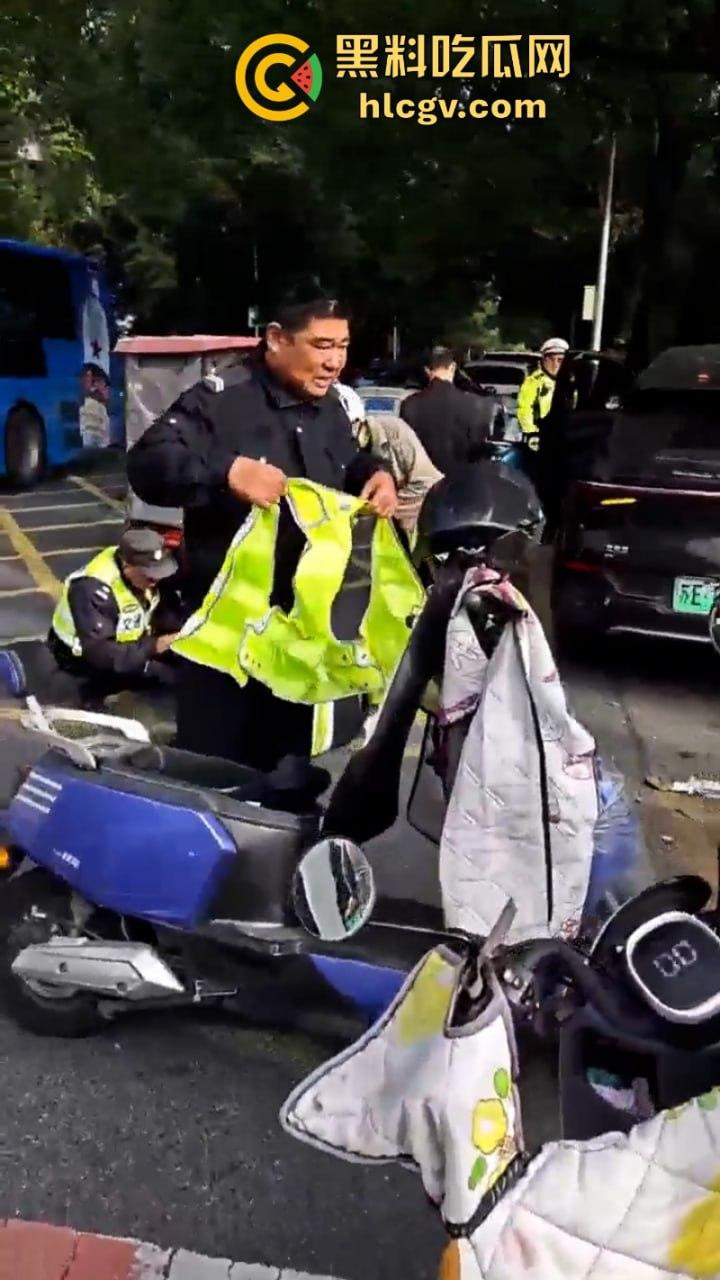 “我勒个骚刚!车子自己跑的”苏州吴江区女子驾车操作不当 路灯杆前的惊魂一撞致多人受伤!-2