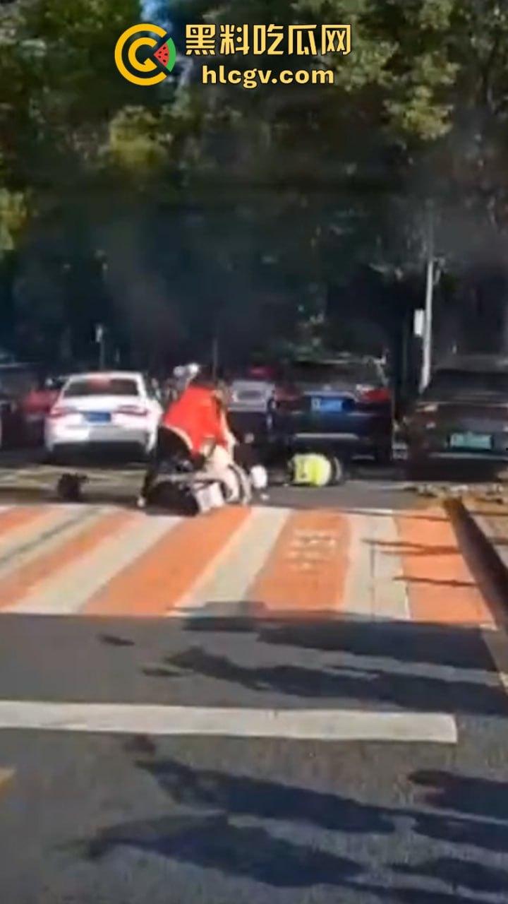 “我勒个骚刚!车子自己跑的”苏州吴江区女子驾车操作不当 路灯杆前的惊魂一撞致多人受伤!-3