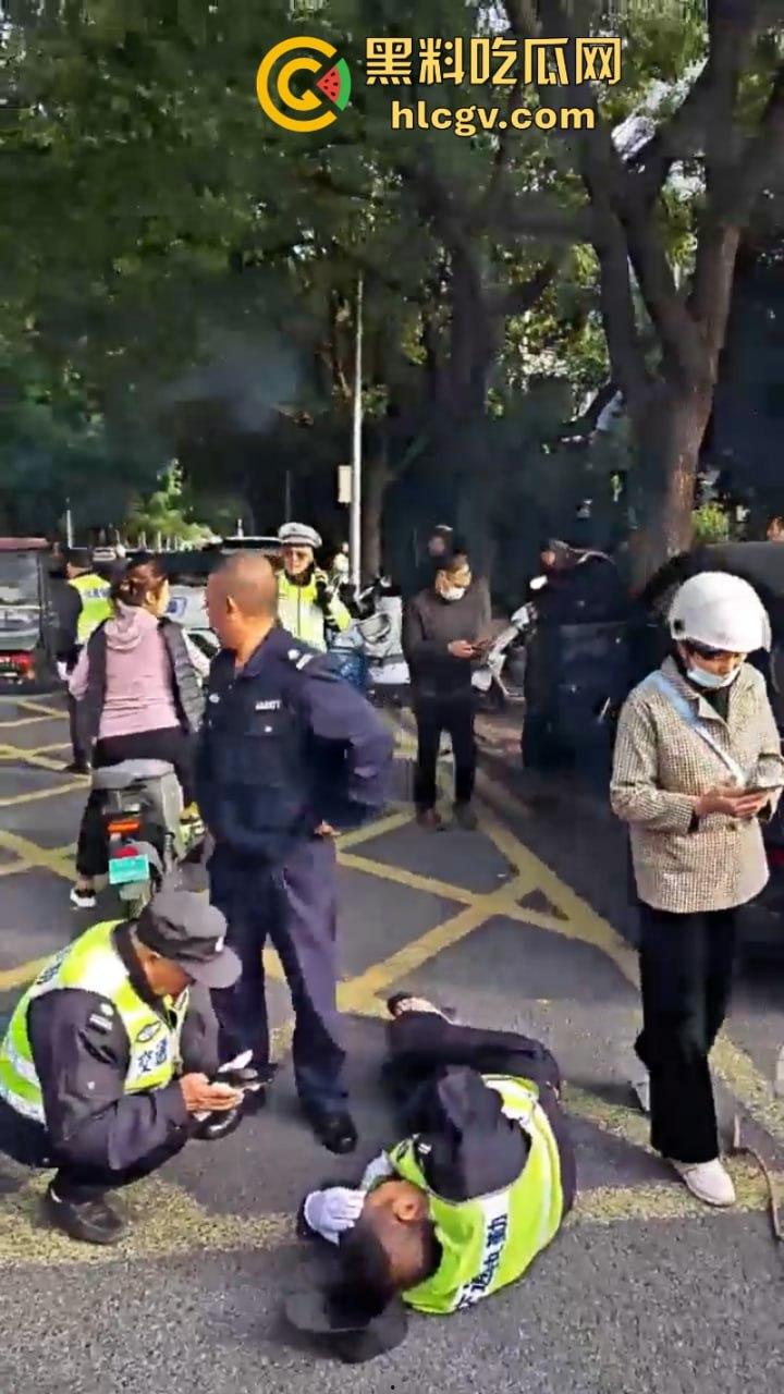 “我勒个骚刚!车子自己跑的”苏州吴江区女子驾车操作不当 路灯杆前的惊魂一撞致多人受伤!-4