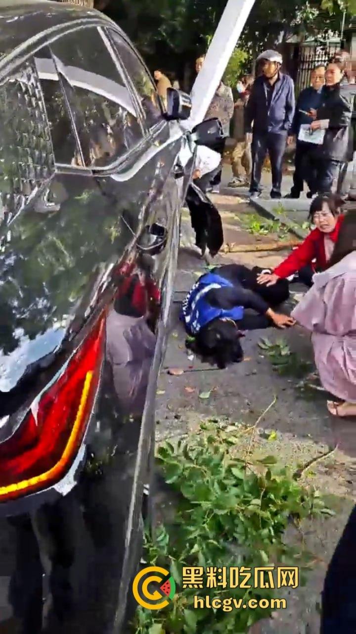 “我勒个骚刚!车子自己跑的”苏州吴江区女子驾车操作不当 路灯杆前的惊魂一撞致多人受伤!-5