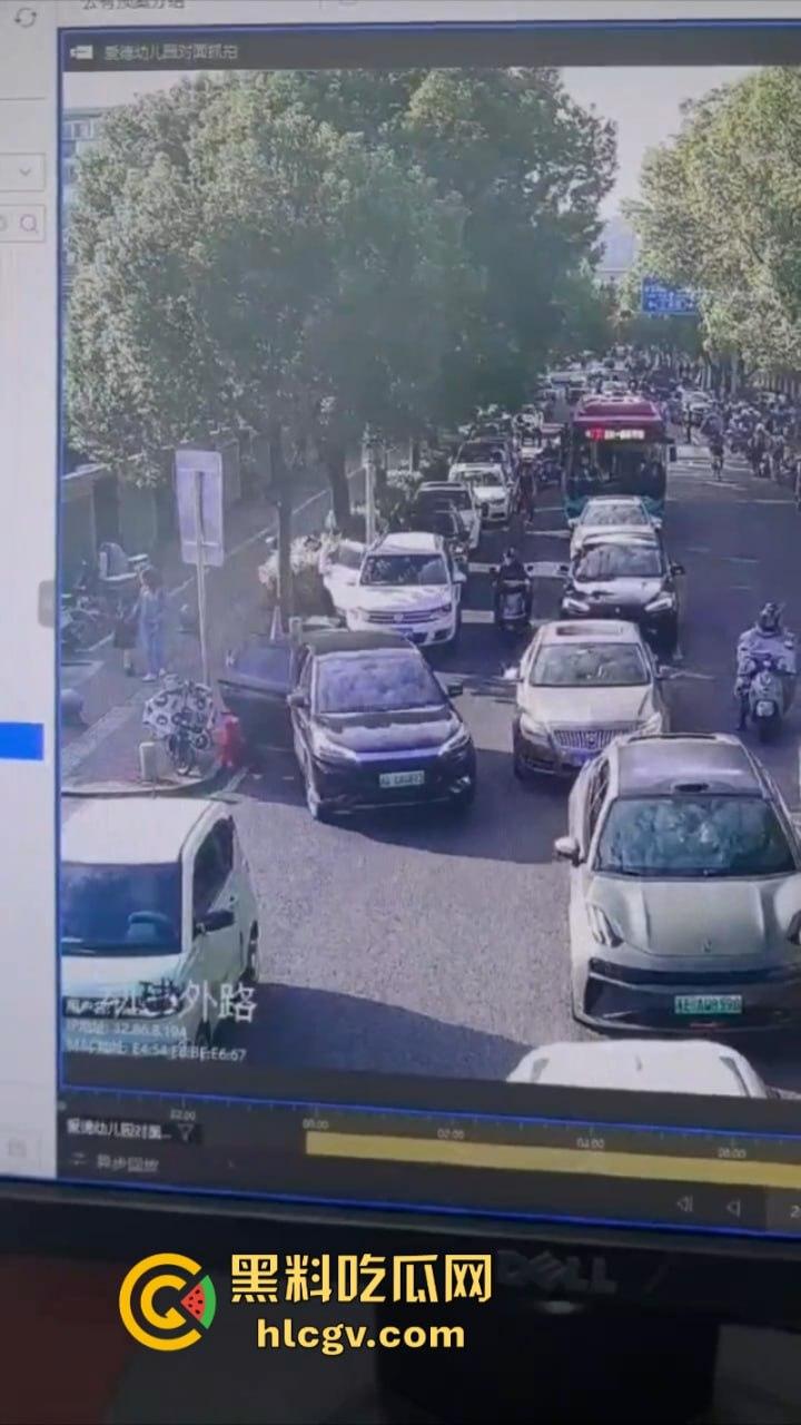 “我勒个骚刚!车子自己跑的”苏州吴江区女子驾车操作不当 路灯杆前的惊魂一撞致多人受伤!-7