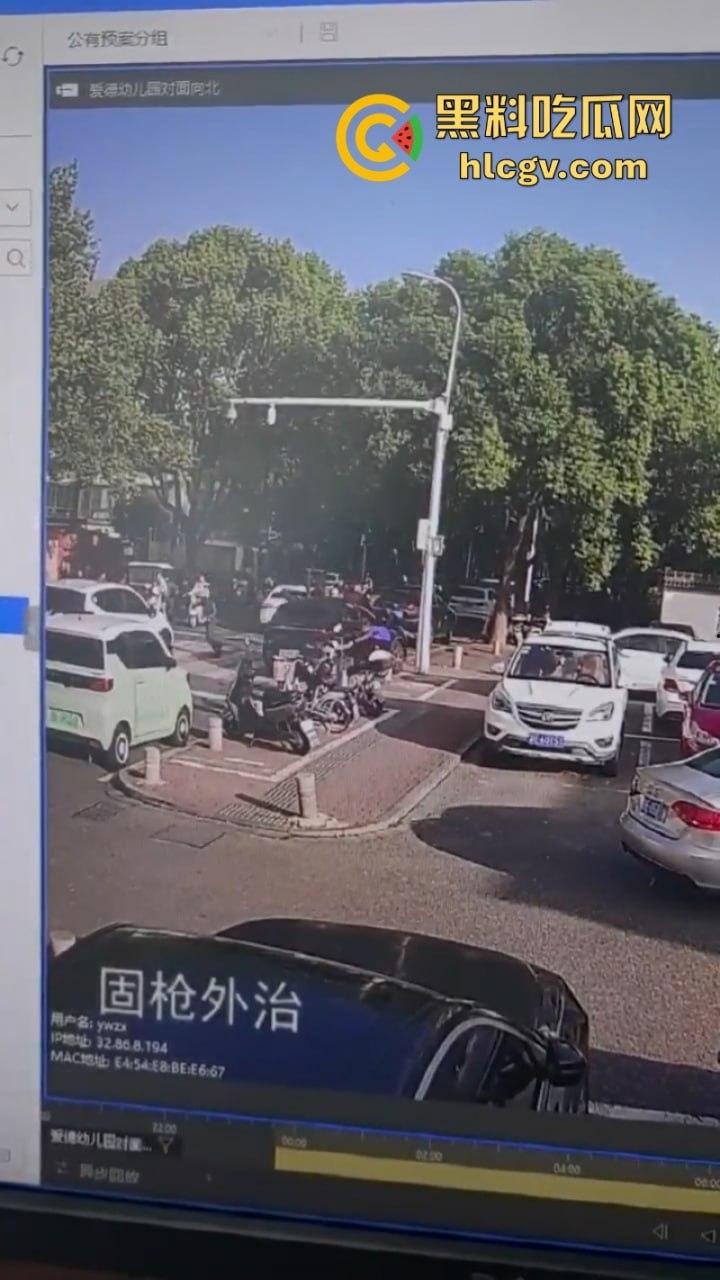 “我勒个骚刚!车子自己跑的”苏州吴江区女子驾车操作不当 路灯杆前的惊魂一撞致多人受伤!-9