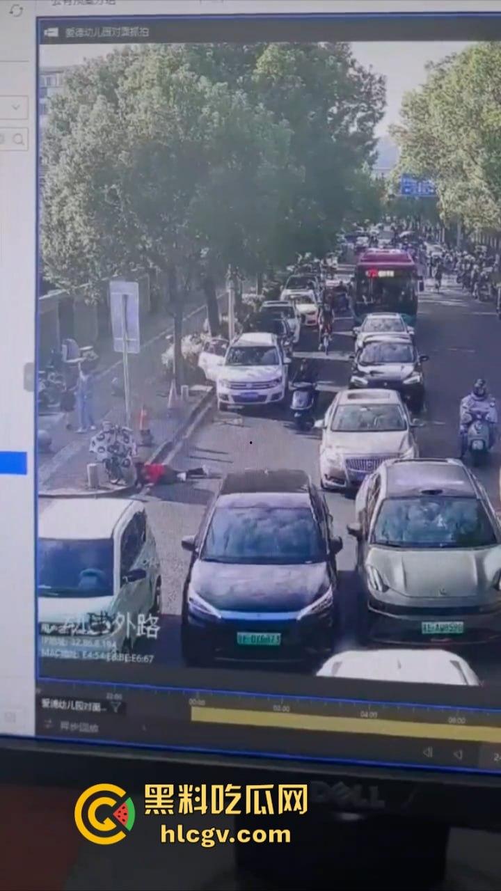 “我勒个骚刚!车子自己跑的”苏州吴江区女子驾车操作不当 路灯杆前的惊魂一撞致多人受伤!-10