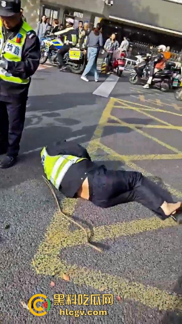 “我勒个骚刚!车子自己跑的”苏州吴江区女子驾车操作不当 路灯杆前的惊魂一撞致多人受伤!-11