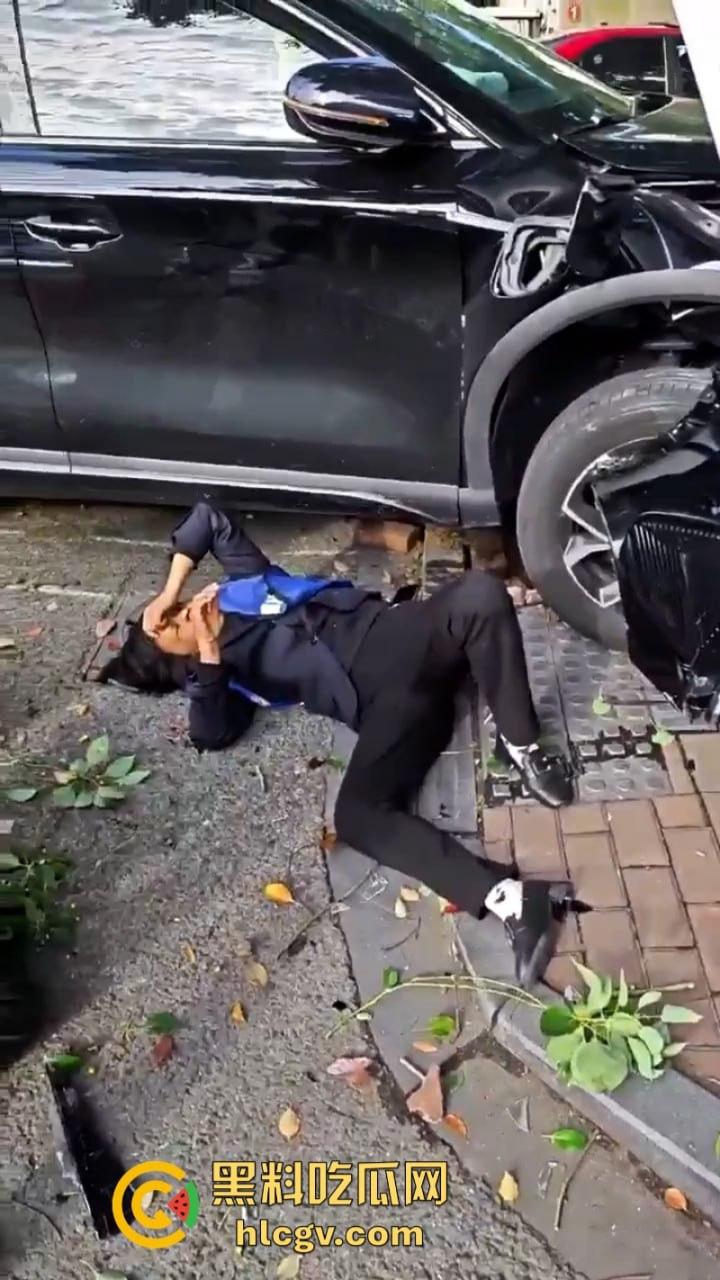 “我勒个骚刚!车子自己跑的”苏州吴江区女子驾车操作不当 路灯杆前的惊魂一撞致多人受伤!-12