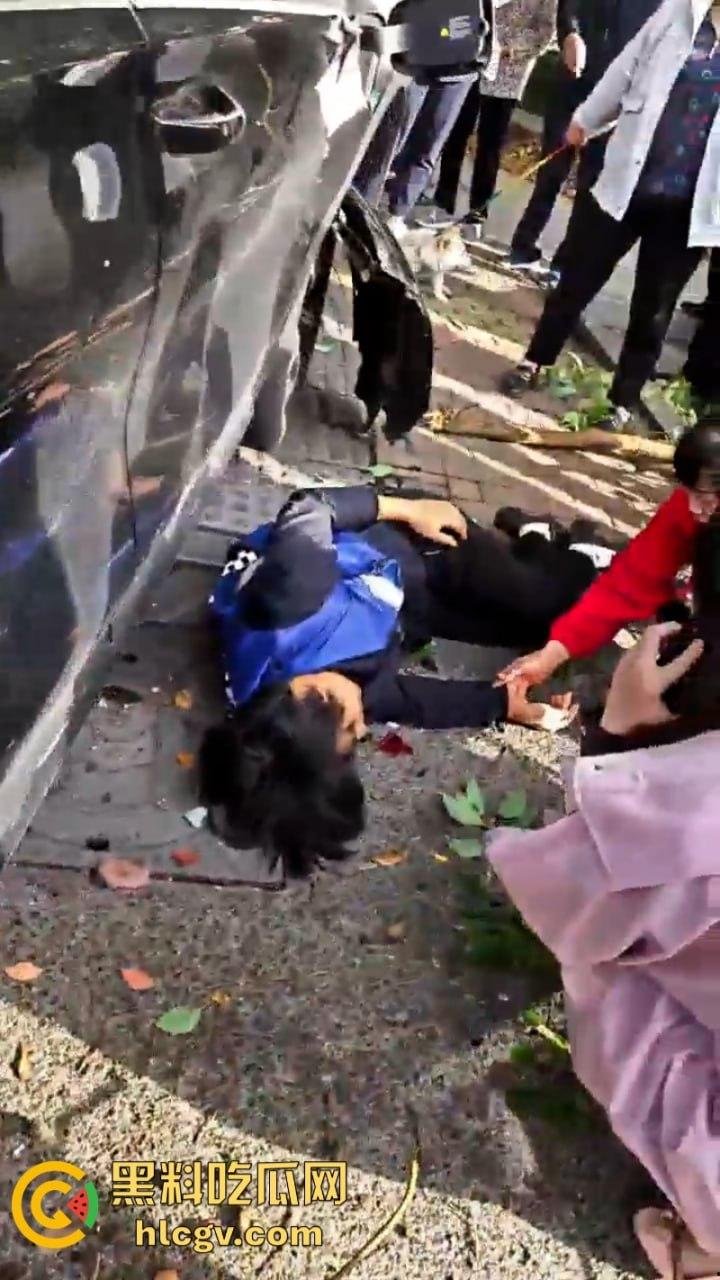 “我勒个骚刚!车子自己跑的”苏州吴江区女子驾车操作不当 路灯杆前的惊魂一撞致多人受伤!-14