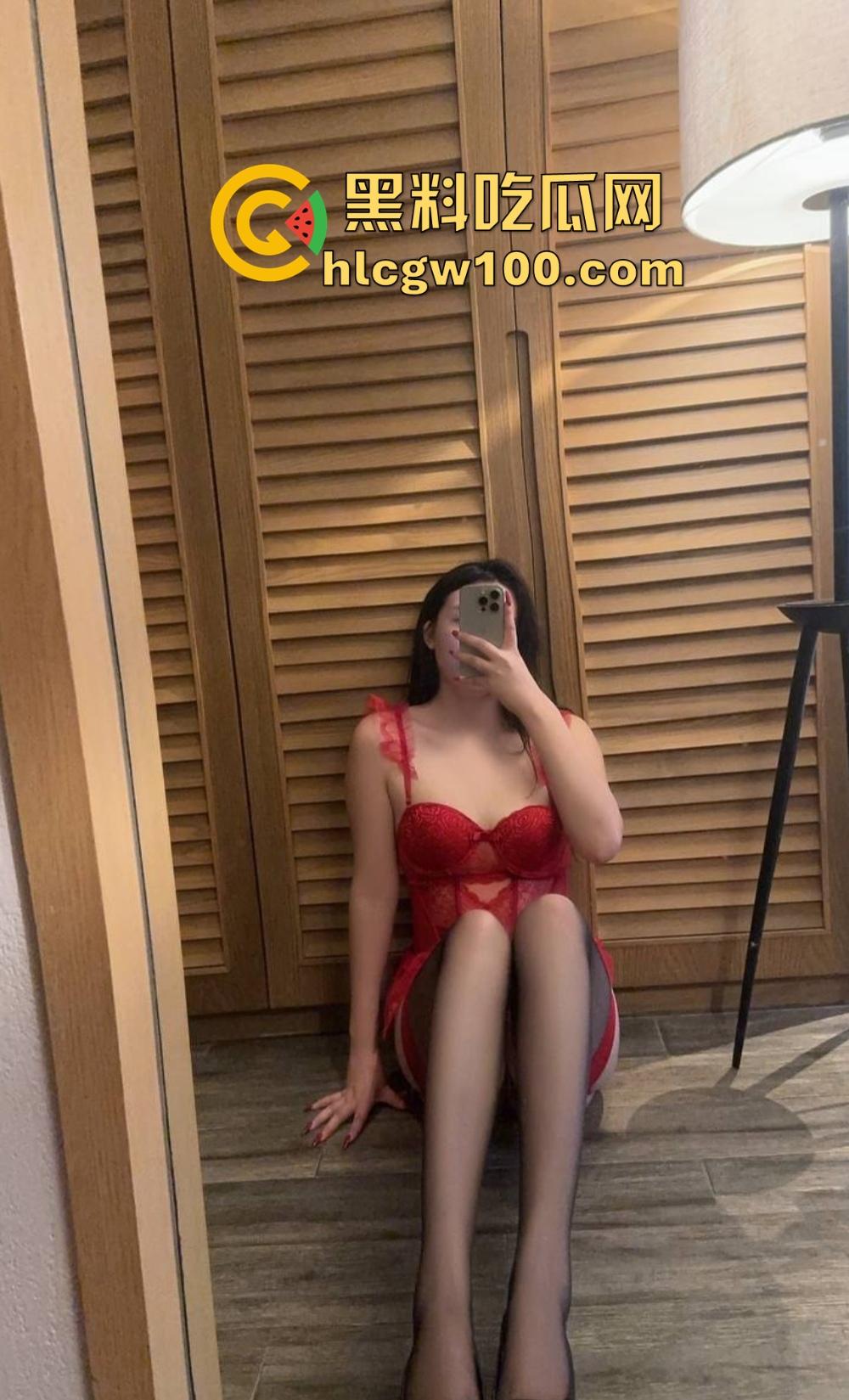 顶级人妻『曼曼奇』推特调教曝光,拳交淋尿群啪性虐,肉便器舔脚吞口水,泄欲母狗任人羞辱!-7