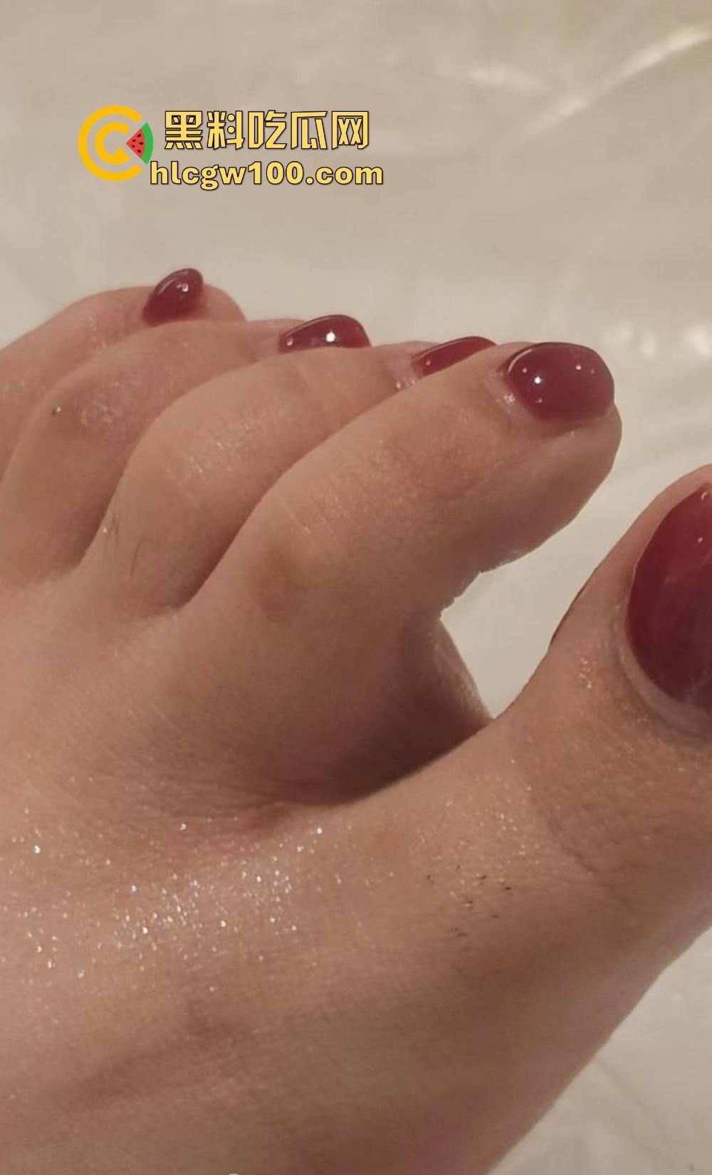 顶级人妻『曼曼奇』推特调教曝光,拳交淋尿群啪性虐,肉便器舔脚吞口水,泄欲母狗任人羞辱!-12