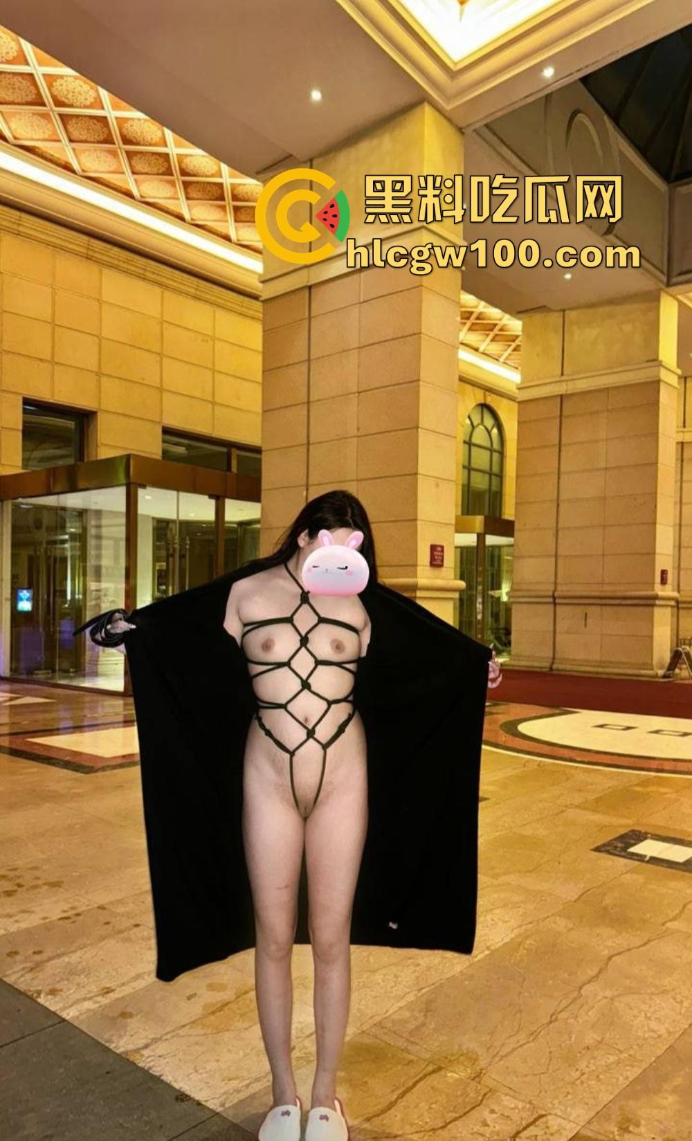 顶级人妻『曼曼奇』推特调教曝光,拳交淋尿群啪性虐,肉便器舔脚吞口水,泄欲母狗任人羞辱!-16