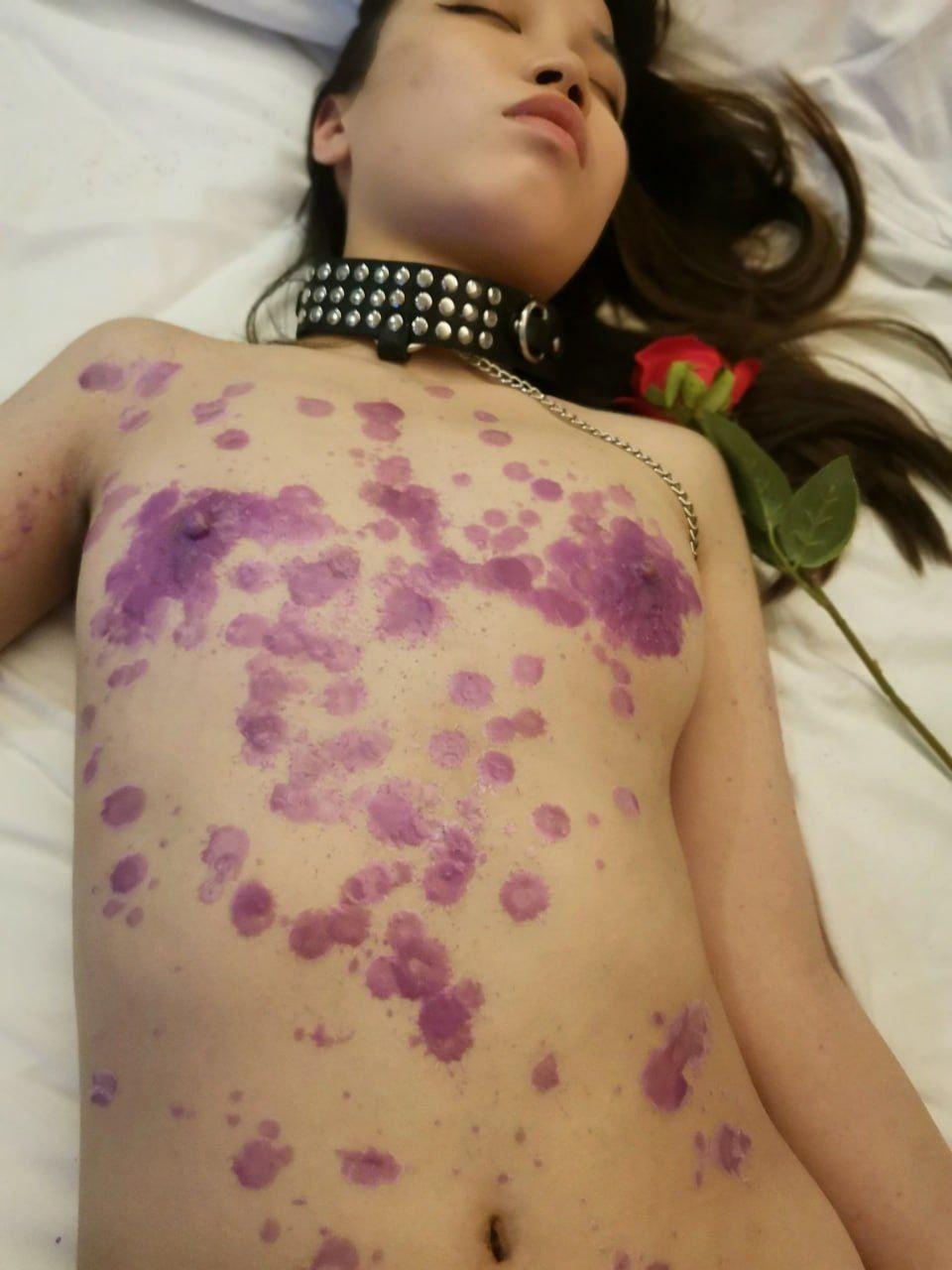 超真实迷奸!大神约炮南宁02年大学生 下药迷倒狠狠的玩 滴蜡 鞭打 死猪一样的嫩妹子 逼逼超紧-11