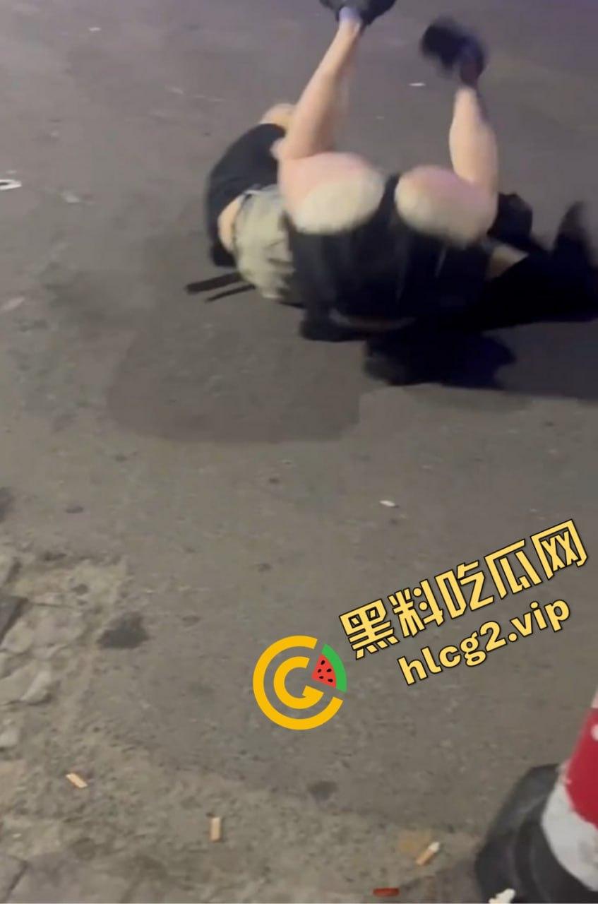 北京工体坦克大战黄毛细狗,全程碾压毫无还手之力,细狗惨被三角绞!-5