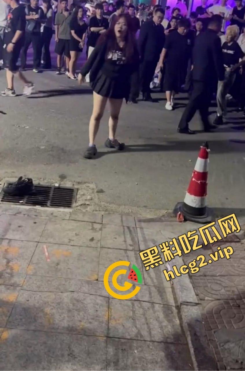 北京工体坦克大战黄毛细狗,全程碾压毫无还手之力,细狗惨被三角绞!-7