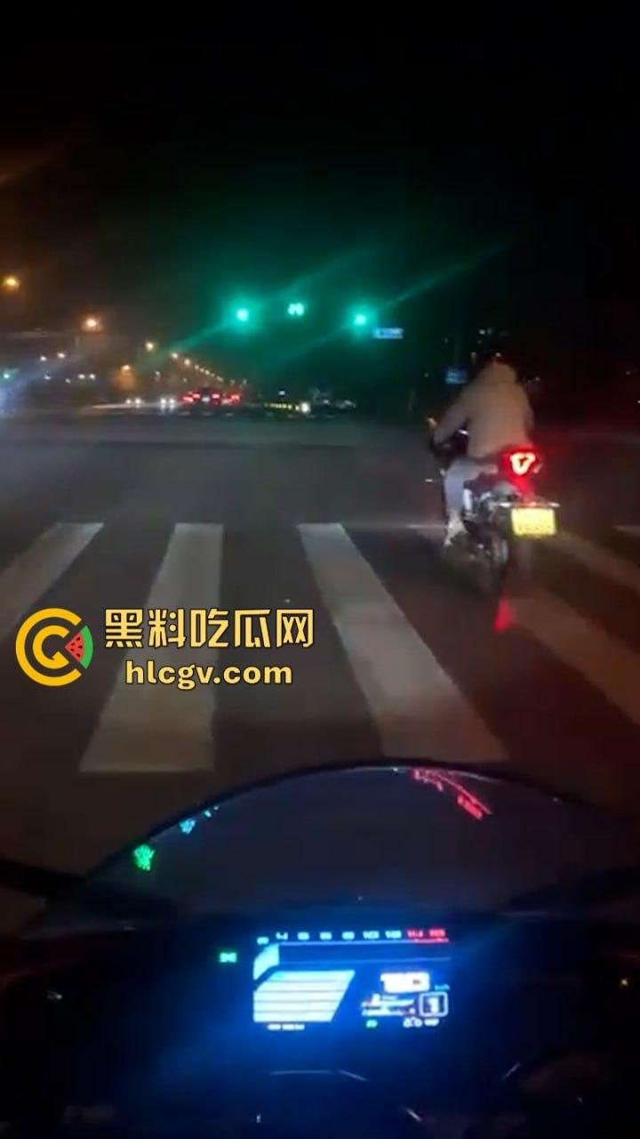 人还在吗？京牌凯越450RR摩友极限对冲特斯拉 摩托车直接被“砍头”！-2