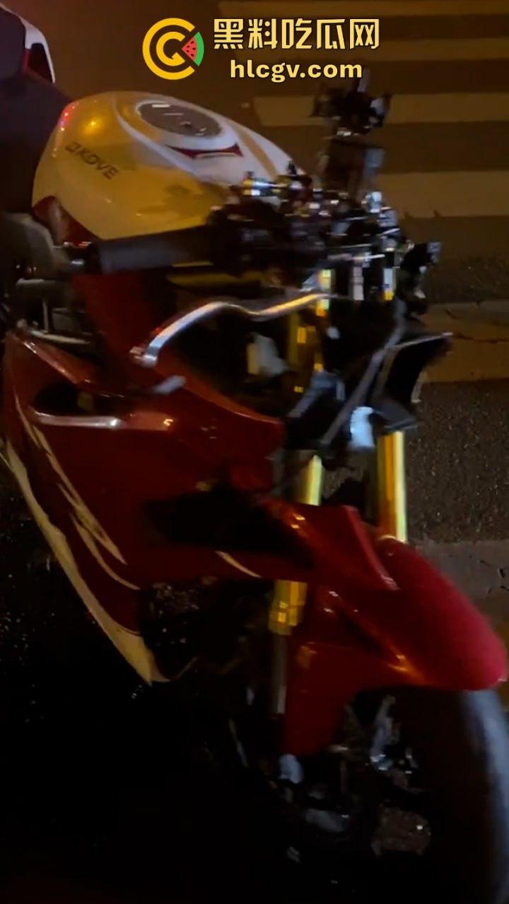 人还在吗？京牌凯越450RR摩友极限对冲特斯拉 摩托车直接被“砍头”！-7