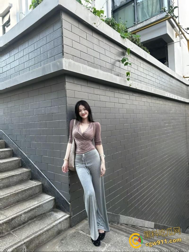 太原理工大学【李雪影】,饥渴母狗沉迷约炮,被炮友花式调教,狗链掐脖跳蛋玩肛塞,脖子全是草莓印 !-1