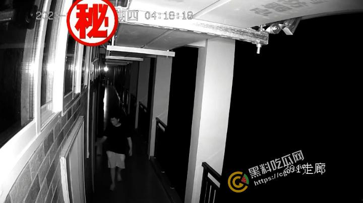 住宿一定要关紧门窗,变态翻墙爬楼嵌入宿舍摸女学生,真正的变态从来不抱怨大环境!-1