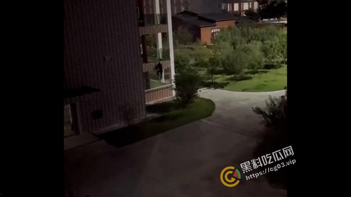 住宿一定要关紧门窗,变态翻墙爬楼嵌入宿舍摸女学生,真正的变态从来不抱怨大环境!-2