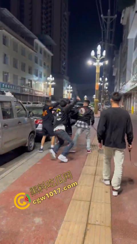 精神小伙街头血战,手起刀落、血洒狂风,勇敢如电影英雄,但残酷如恶魔猛兽,惹不起的狂野疯子!-6