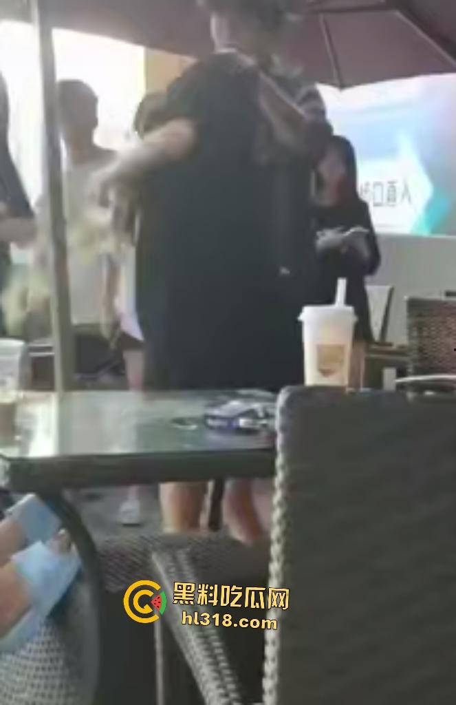 奶茶店两女人怒泼奶茶砸头开战,俩女扭打撕衣火气炸裂,内衣差点都扯掉,惊现杜兰特来拉架!-1