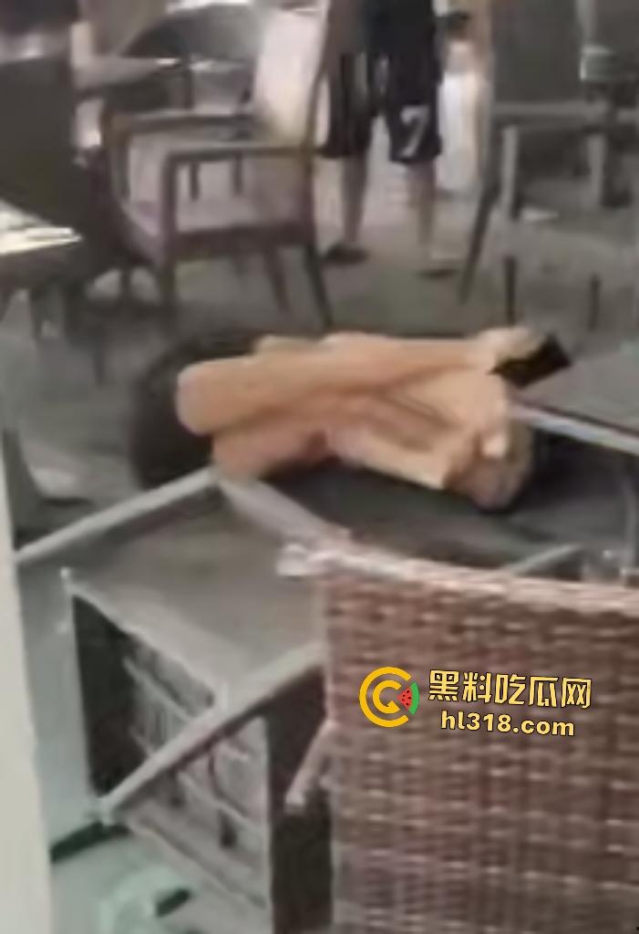 奶茶店两女人怒泼奶茶砸头开战,俩女扭打撕衣火气炸裂,内衣差点都扯掉,惊现杜兰特来拉架!-5