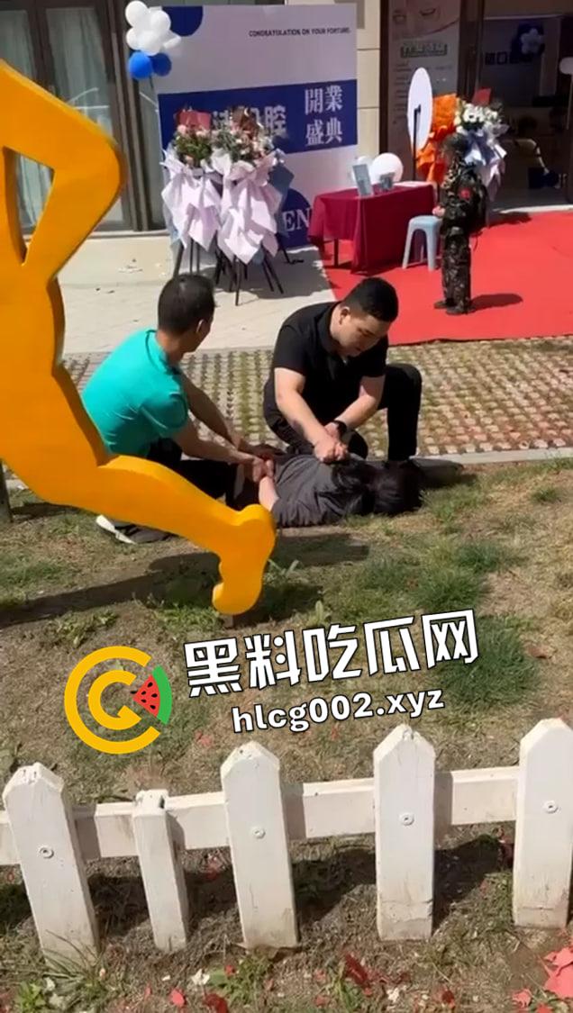 牙疼真要人命!女子被医生多拔了一颗牙 为报仇带刀直接捅死医生 现场血腥视频流出-4