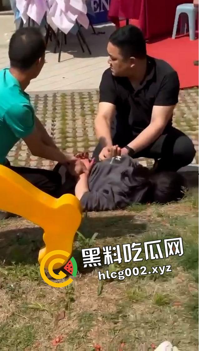 牙疼真要人命!女子被医生多拔了一颗牙 为报仇带刀直接捅死医生 现场血腥视频流出-5