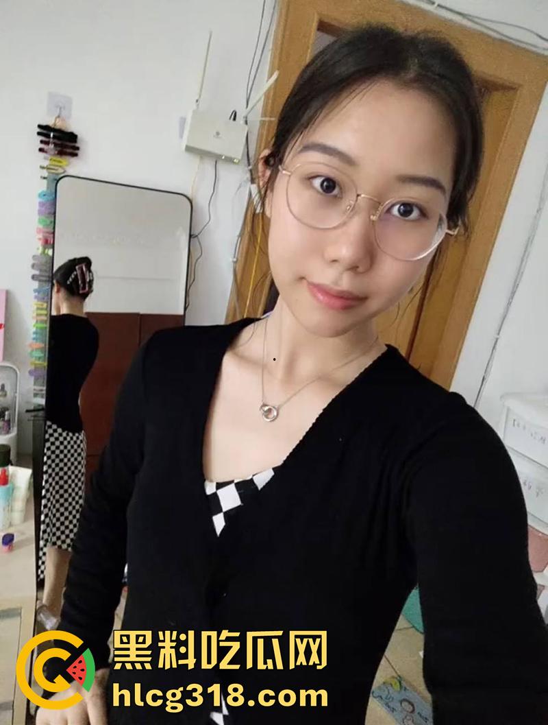 用逼结帐付烧烤费用!广西南宁学生妹【李雪芮】,故意真空出门勾引,被烧烤店老板大叔爆操!-1