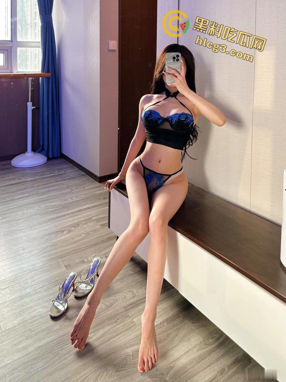 萝莉反差母狗【方飞熙】露点私房照泄密!情趣内裤下的蜜桃臀让人直呼过瘾-2