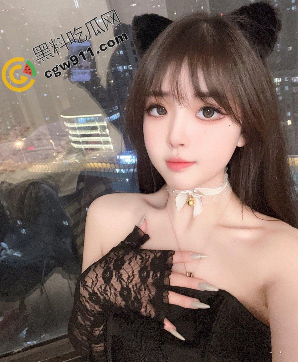 抖音极品网红【我是谁我也不知道】与金主私拍视频泄密,跪地口交深喉,被大屌爆操淫荡不堪-2