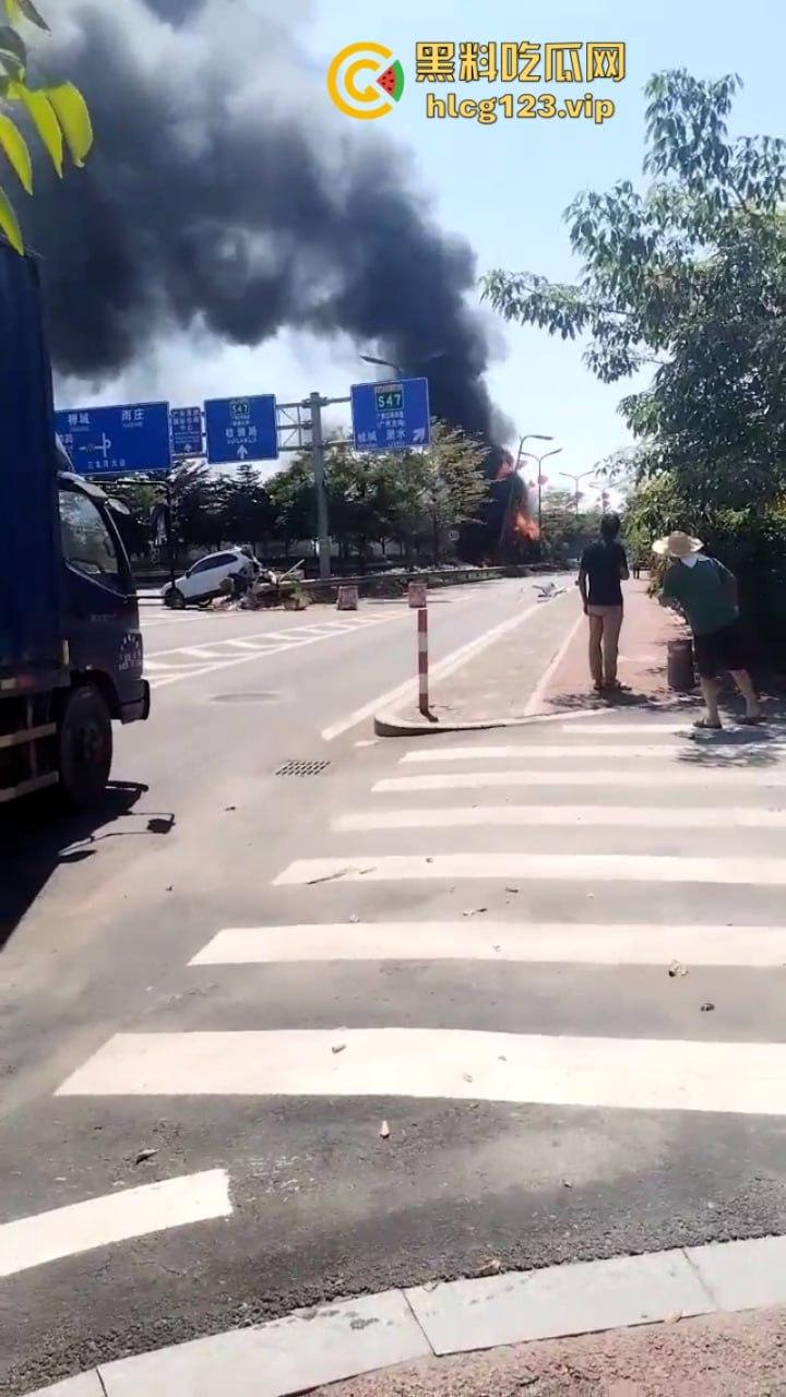 马路是我家!佛山南海小车实线变道 追尾撞上小车油箱爆炸 很惨烈!-5