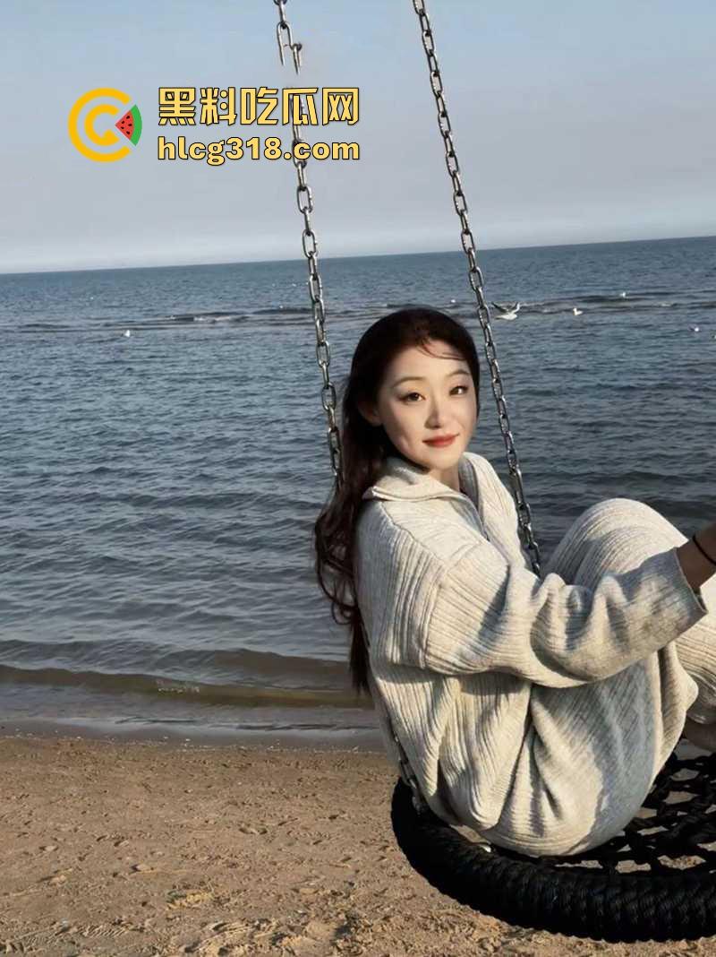 社交软件约炮极品高颜值美术生【刘晃晃】 丰满蜜桃臀被后入爆操 露脸口交深情舔屌 反差感拉满!-4