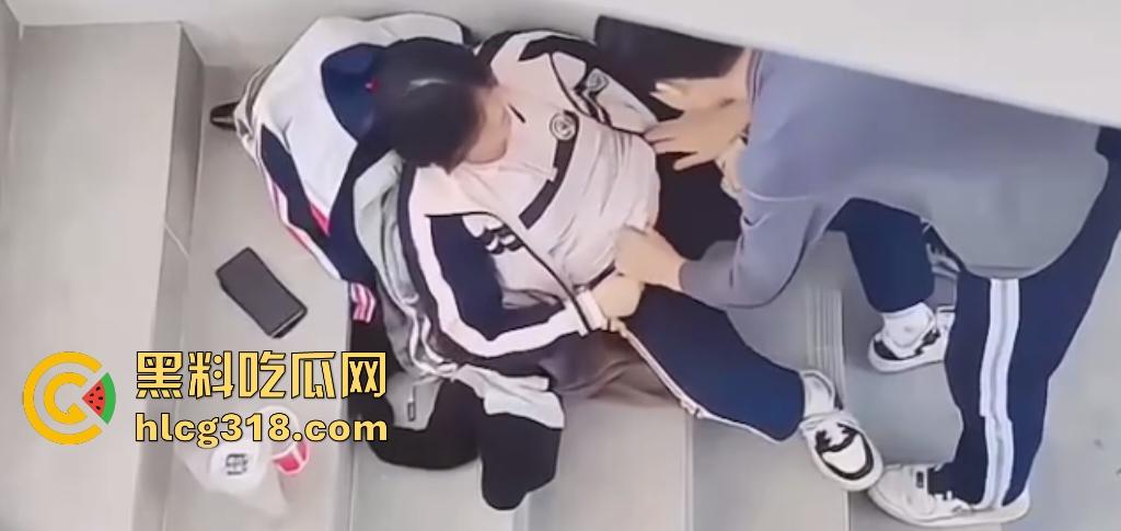 高中生楼道学弟帮学姐自慰,学弟这样子还真有调情的意思!男助女逼流水,喷涌到校服上,明天升旗时肯定一股淫水味!-2